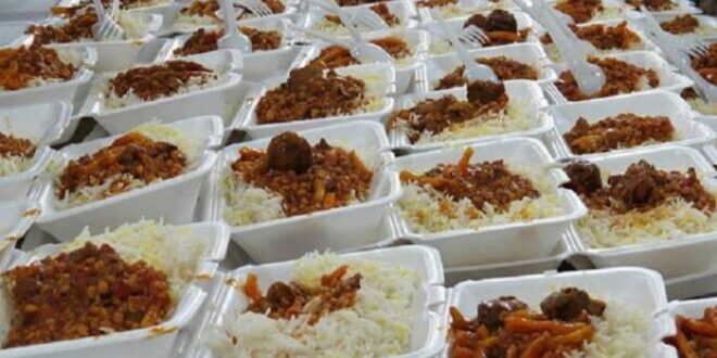توزیع ۳۰۰ پرس غذای گرم در ماه مبارک رمضان در حاشیه شهر نیشابور